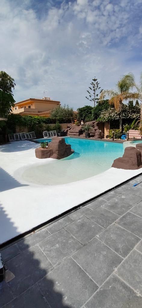 Creación y acondicionamiento exterior de piscina de diseño